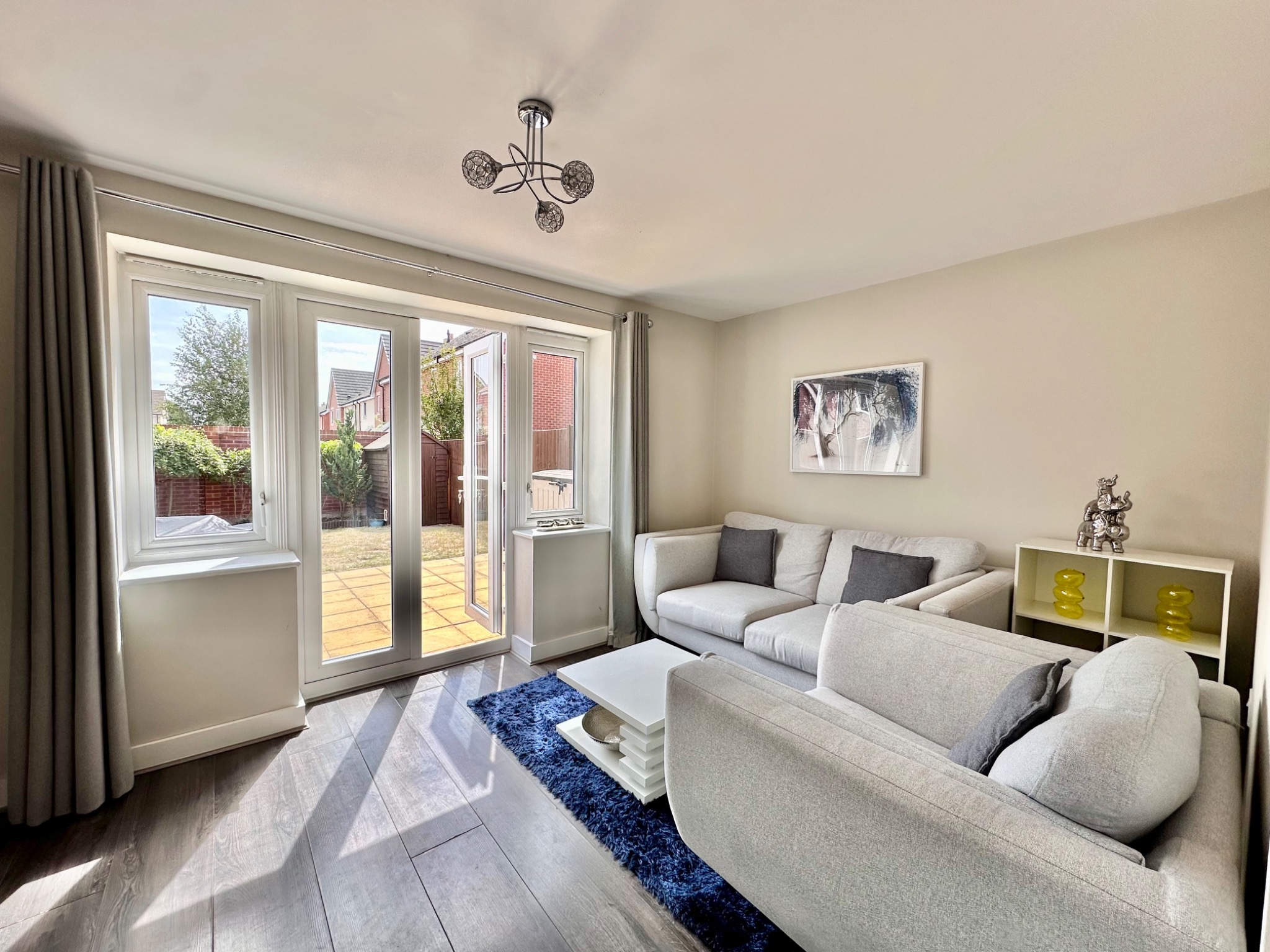 Stylish 2 Bed House living room