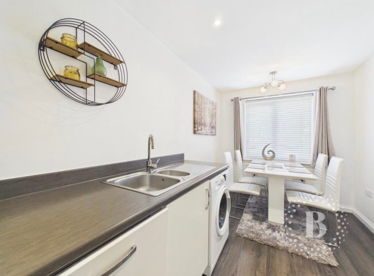 Stylish 2 Bed House photo 14